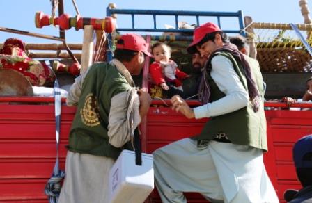 2._Polio_vaccinators_climb_up_a_truck_to_vaccinate_a_child_at_the_Torkham_border_in_Nangarhar_the_busiest_border_crossing_in_Afghanistan 2._Polio_vaccinators_climb_up_a_truck_to_vaccinate_a_child_at_the_Torkham_border_in_Nangarhar_the_busiest_border_crossing_in_Afghanistan