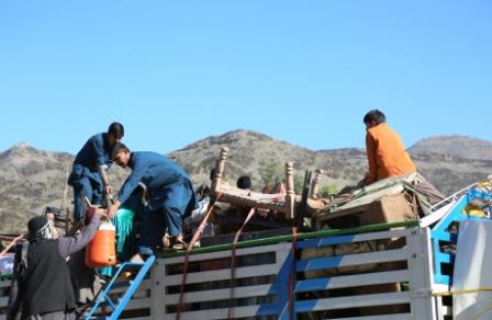 6._An_Afghan_family_has_just_reached_the_border_and_are_getting_clean_drinking_water_from_people_working_at_the_zero_point_border_crossing_area_at_Torkham 6._An_Afghan_family_has_just_reached_the_border_and_are_getting_clean_drinking_water_from_people_working_at_the_zero_point_border_crossing_area_at_Torkham
