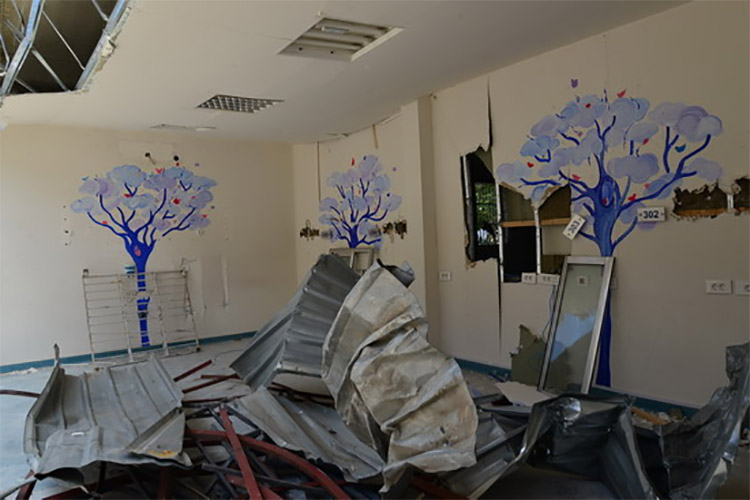 أضرار مستشفى الكرنتينا الحكومي بعد انفجار مرفأ بيروت بدَّدت آمال الأسر الفقيرة التي يحتاج أطفالها إلى رعاية طبية أضرار مستشفى الكرنتينا الحكومي بعد انفجار مرفأ بيروت بدَّدت آمال الأسر الفقيرة التي يحتاج أطفالها إلى رعاية طبية