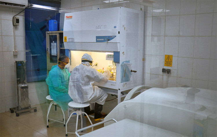 الدكتور علي عبدالله ، أخصائي المختبرات ومدير الصحة في المركز الوطني لمختبرات الصحة العامة في صنعاء الدكتور علي عبدالله ، أخصائي المختبرات ومدير الصحة في المركز الوطني لمختبرات الصحة العامة في صنعاء