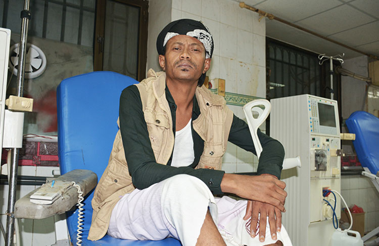 يزدحم مركز غسيل الكلى في مستشفى الثورة في إب بالكثير من مرضى الفشل الكلي الذين نزحوا حديثاً من الحُديدة. يقول حمدان علي الذي يعاني من الفشل الكلوي، بالإضافة إلى إصابة في ساقه أثناء هروبه من الحرب في الحديدة: " كنا نعاني من صعوبة الحصول على العلاج حتى قبل اشتداد الحرب في الحديدة، أما الآن فيتيعن علينا حضور جلسات خاصة لغسيل الكلى في الليل". (تصوير: صادق الوصابي).