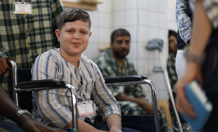 يجلس جاسم في انتظار بهدوء بدوره لتلقي الاصطناعية يجلس جاسم في انتظار بهدوء بدوره لتلقي الاصطناعية