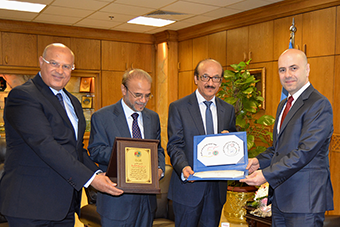 الدكتور فكري يتسلم درع المنظمة العربية للسلامة المرورية . الدكتور فكري يتسلم درع المنظمة العربية للسلامة المرورية .