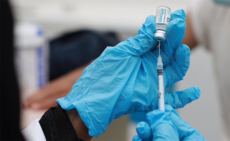 مشروع منظمة الصحة العالمية يعزز التغطية بالتطعيم ضد كوفيد-19 إلى 10٪ في 13 محافظة و133 مديرية في جنوب اليمن مشروع منظمة الصحة العالمية يعزز التغطية بالتطعيم ضد كوفيد-19 إلى 10٪ في 13 محافظة و133 مديرية في جنوب اليمن