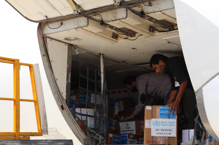 وصلت إلى مطار دمشق الدولي اليوم طائرة محملة بإمدادات طبية قادمة من مركز الدعم اللوجستي التابع لمنظمة الصحة العالمية في دبي ، و تهدف هذه الإمدادات المقدمة من منظمة الصحة العالمية لدعم الاستجابة الصحية في سورية للتصدي لجائحة كوفيد-19. وصلت إلى مطار دمشق الدولي اليوم طائرة محملة بإمدادات طبية قادمة من مركز الدعم اللوجستي التابع لمنظمة الصحة العالمية في دبي ، و تهدف هذه الإمدادات المقدمة من منظمة الصحة العالمية لدعم الاستجابة الصحية في سورية للتصدي لجائحة كوفيد-19.