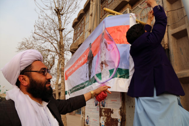 On the first day of the campaign, banners were hung on roadsides, mosques and health centres all over the country announcing the campaign and encouraging parents to vaccinate their children. This banner was hung on the side of a busy street in Herat city.