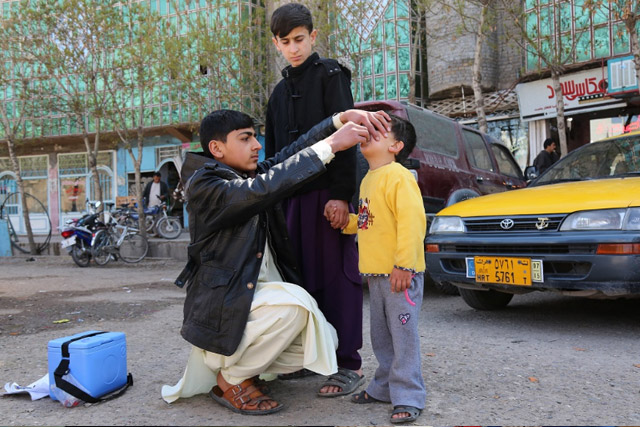 During the campaign week, mobile teams also vaccinated children on the streets and outdoor markets. Farzad, aged 16, was working by himself in the centre of Herat. In a single day, he vaccinated tens of children.