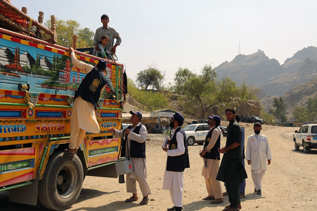 Credit: WHO Afghanistan/S.Ramo 4) Vaccinating children on the move Afghanistan has deployed 42 vaccination teams at 18 border crossing points with Pakistan and Islamic Republic of Iran. Every month, these teams vaccinate on average more than 105 000 children under 10 years of age crossing the border. In 2016 alone, the teams vaccinated over a million children against polio. WHO also supports the vaccination of Afghan returnees crossing the border to Afghanistan. Since January, over 42 000 returnee children have received OPV and 18 000 children have been vaccinated with IPV at UNHCR and IOM reception sites near the border. In addition to vaccination, teams collect information on returnees’ final settlement destination to ensure returnees are included in micro plans and planned vaccination campaign activities.