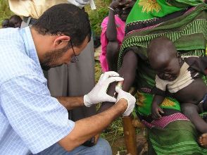 Un agent de laboratoire effectue une prise de sang sur une femme