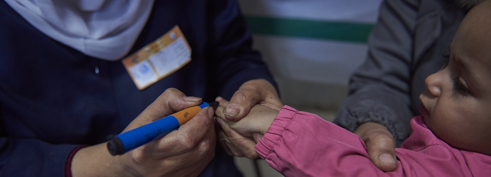 La photo montre le marquage du doigt des enfants vaccinés