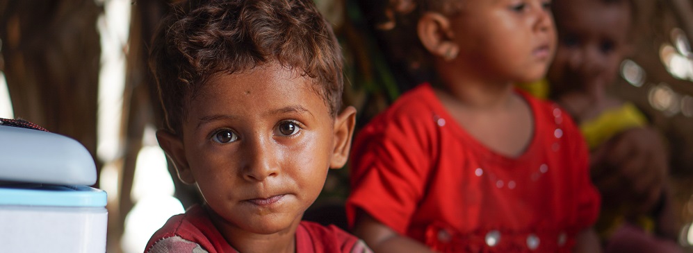 La photo nous montre un jeune garçon et une jeune fille au Pakistan