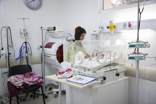 Almas_with_her_daugher_Amila_in_the_NICU