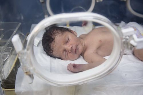 Baby_Masrour_is_kept_warm_in_an_incubator_in_the_pediatric_ICU