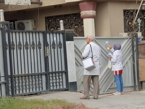 Iraq_polio_vaccinators__at_a_gate