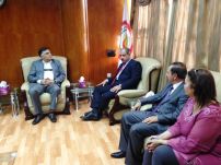 Le Ministre de la Santé de la région du Kurdistan d'Iraq, Dr Rekawt Rashed Karim (au milieu) rencontre le Représentant de l'OMS Dr Syed Jaffar Hussain (à gauche) ainsi que des experts de la santé publique de l'OMS