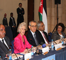 Son Altesse Royale la princesse Muna Al-Hussein et le Dr Ala Alwan s’adressant aux participants durant la réunion de consultation