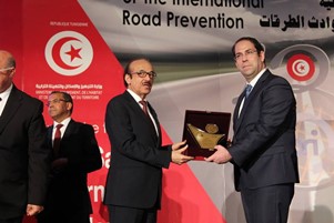 Prime Minister of Tunisia Yousef El-Shahed honours WHO Regional Director Dr Mahmoud Fikri at World Congress on Road Safety