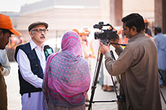 A WHO technical staff member briefs the media about dengue fever in Peshawar on 18 October 2017; activities to contain the outbreak have been conducted in collaboration with the Government of Khyber Pakhtunkhwa and the province’s health department