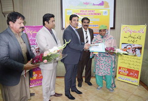 Bahawalpur lady health worker receives Polio Hero award