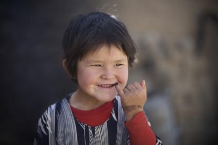 Child_in_Afghanistan_displays_inked_finger