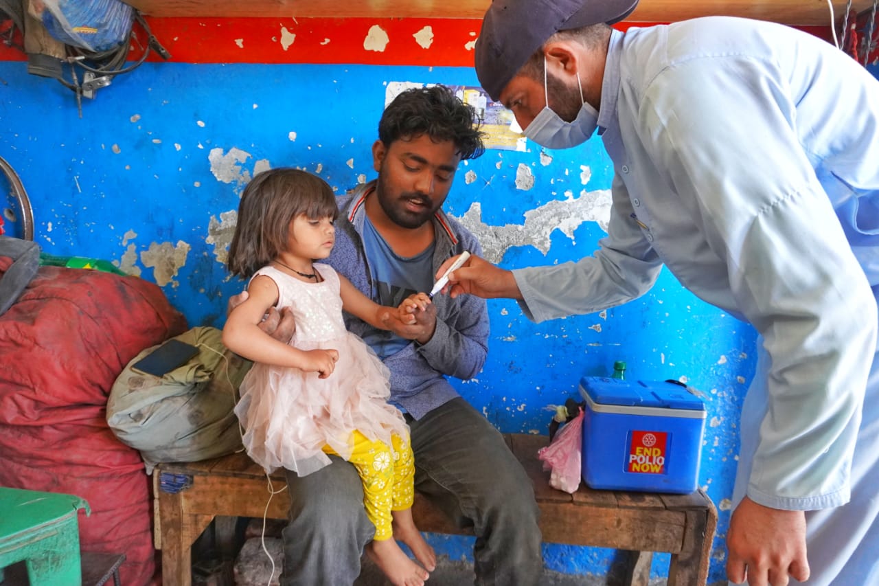 children display polio finger marking