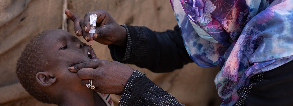 La photo nous montre la vaccination d’un enfant