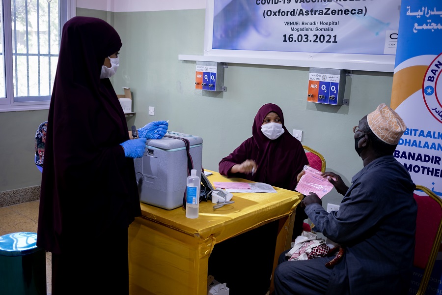 Elderly-man-receives-vaccine