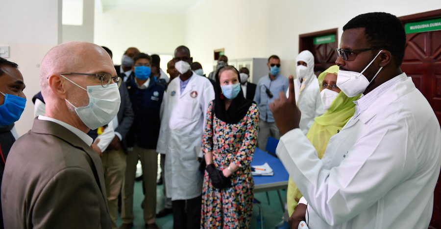 UN_envoy_talks_to_hospital_staff