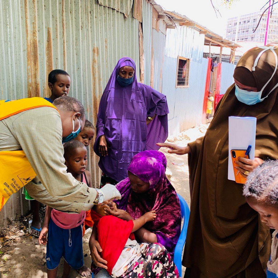 health-_worker-vaccinates-child-_in-abdiaziz-banadir