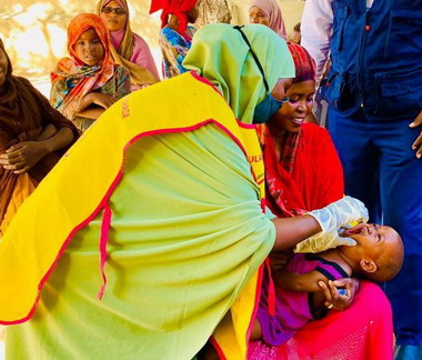 health-worker-vaccinates-child_in-hamar-jabjab-banadir