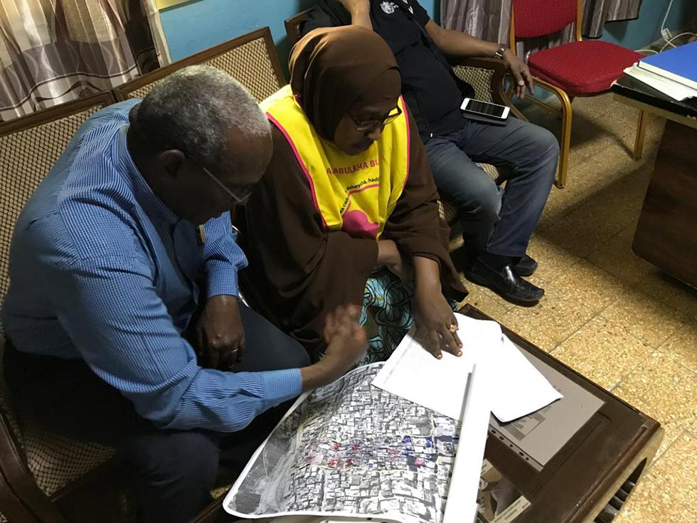 Dr Mohamed Ali Kamil, the outgoing WHO Polio Team Lead and COVID-19 incident manager for Somalia, speaks to a polio vaccinator before the onset of the pandemic. Photo: WHO/Somalia