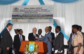 Dr Ala Alwan, WHO Regional Director for the Eastern Mediterranean, and Prime Minister Abdiweli Sheikh Ahmed 