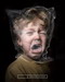 L'image représente un enfant pleurant, dont la tête est enveloppée d'un sac fait de fumée. En bas de l'affiche, un message dit : "Le tabagisme n'est pas seulement un suicide, c'est aussi un meurtre." L'image représente un enfant pleurant, dont la tête est enveloppée d'un sac fait de fumée. En bas de l'affiche, un message dit : "Le tabagisme n'est pas seulement un suicide, c'est aussi un meurtre."