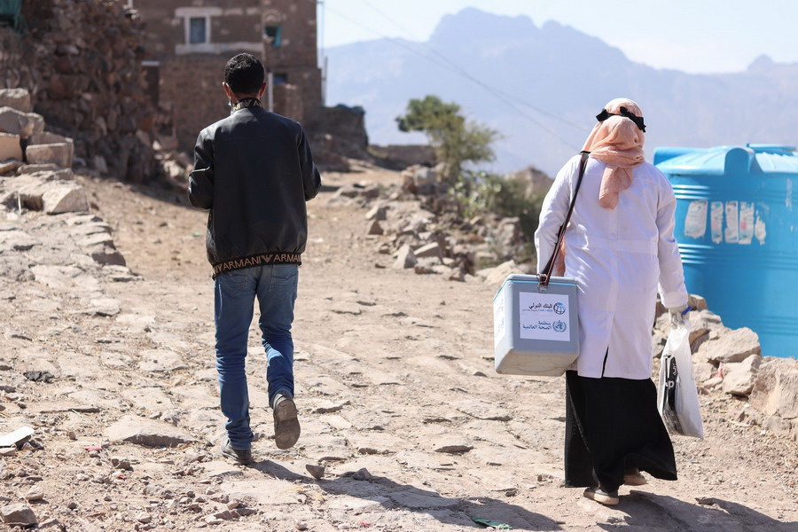 A total of 215 vaccination teams were mobilized to reach over 32 000 households and over 188 000 people in the  governorates. Photo: WHO